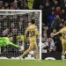 Gelandang Manchester United asal Brasil Fred (kanan) menembak dan mencetak gol pertama timnya selama pertandingan play-off leg kedua babak knockout liga Eropa UEFA antara Manchester United dan FC Barcelona di stadion Old Trafford di Manchester, Inggris, pada 23 Februari, 2023. Oli SCARFF/AFP