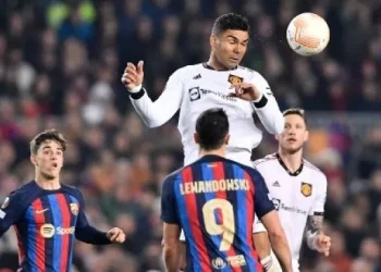 Gelandang Manchester United Casemiro menyundul bola selama pertandingan sepak bola leg pertama babak 32 besar Liga Eropa UEFA antara FC Barcelona dan Manchester United di stadion Camp Nou di Barcelona, pada 16 Februari 2023. Pau BARRENA / AFP