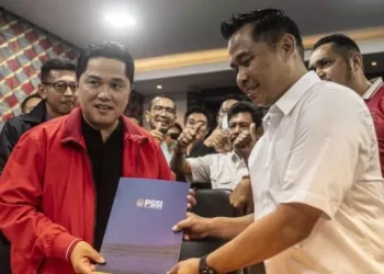 Menteri BUMN Erick Thohir (kiri) menerima berkas dari panitia usai melakukan pendaftaran calon Ketua Umum PSSI periode 2023-2027 di Kantor PSSI, GBK Arena, Senayan, Jakarta, Minggu (15/1/2023). ANTARA FOTO/Aprillio Akbar/nz