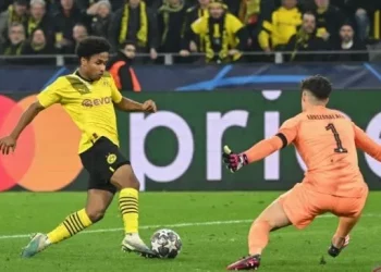 Penyerang Dortmund Karim Adeyemi (kiri) sesaat sebelum mencetak gol ke gawang Chelsea yang dikawal kiper Kepa Arrizabalaga dalam pertandingan babak 16 besar Liga Champions di Signal Iduna Park pada 16 Februari 2023. ANATAR/AFP/INA FASSBENDER