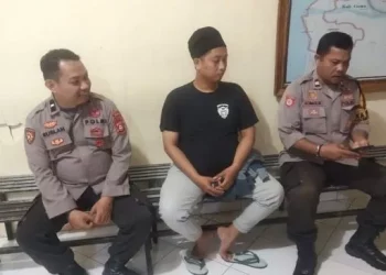 Haerul polisi gadungan asal Sulawesi Selatan saat diamankan pihak kepolisian. (Suarasulsel.id)