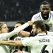 Para pemain Real Madrid merayakan gol kedua mereka yang dicetak oleh Vinicius Junior selama pertandingan tunda pekan ke-17 Liga Spanyol 2022-2023 antara Real Madrid vs Valencia di stadion Santiago Bernabeu di Madrid pada 2 Februari 2023. JAVIER SORIANO / AFP.