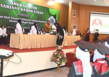 36  lulusan dokter muda menjalani angkat  janji sarjana kedokteran, (Dok. UNG) .
