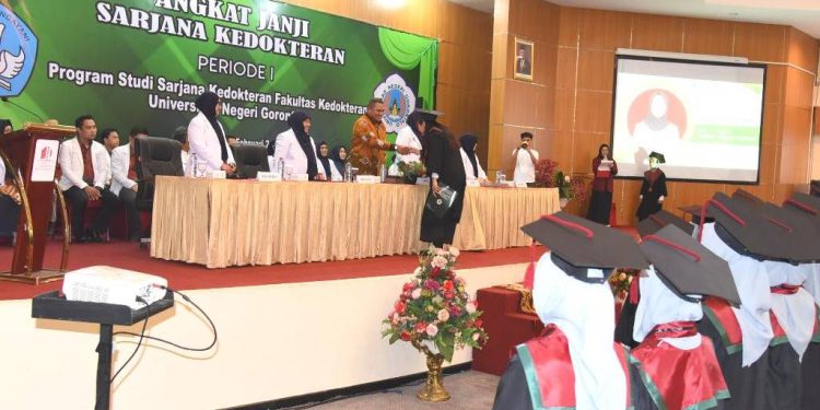36  lulusan dokter muda menjalani angkat  janji sarjana kedokteran, (Dok. UNG) .