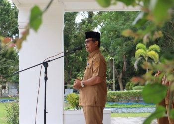 Sekda Ishak Ntoma memberikan arahan di hadapan peserta apel kerja di lingkungan Pemkab Bone Bolango, di halaman Kantor Bupati, Senin (6/2/2023). (Foto AKP/Diskominfo)