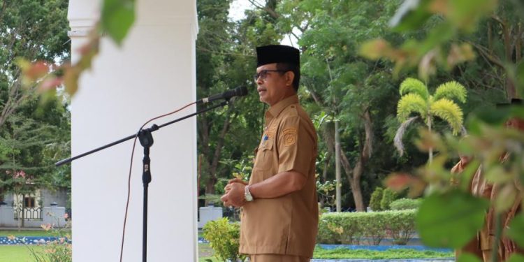 Sekda Ishak Ntoma memberikan arahan di hadapan peserta apel kerja di lingkungan Pemkab Bone Bolango, di halaman Kantor Bupati, Senin (6/2/2023). (Foto AKP/Diskominfo)