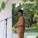 Sekda Ishak Ntoma memberikan arahan di hadapan peserta apel kerja di lingkungan Pemkab Bone Bolango, di halaman Kantor Bupati, Senin (6/2/2023). (Foto AKP/Diskominfo)