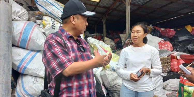 Kepala Perwakilan Bank Indonesia (BI) Gorontalo, Dian Nugroho, berbincang dengan Sekretaris Bali Wastu Lestari, Erika, saat kunjungan kegiatan Capacity Building Ekonomi Hijau bagi UMKM dan jurnalis, Sabtu (4/2/2023). (hasan/gopos)