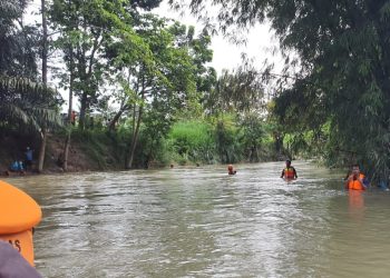 Proses pencarian terhadap seorang remaja 14 tahun yang hanyut di Sungai Bulango di Kecamatan Tilago, Kabupaten Gorontalo, Sabtu (4/2/2023). (istimewa)
