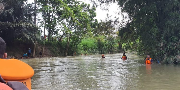 Proses pencarian terhadap seorang remaja 14 tahun yang hanyut di Sungai Bulango di Kecamatan Tilago, Kabupaten Gorontalo, Sabtu (4/2/2023). (istimewa)