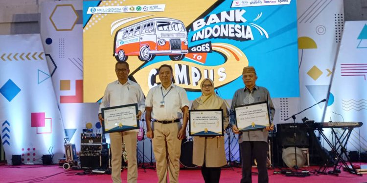 Kepala Kantor Perwakilan Bank Indonesia Provinsi Gorontalo, Dian Nugaraha (kedua kiri) berpose bersama dengan pimpinan perguruan tinggi UNG, IAIN SAG, dan UG, usai penyerahan PKS program beasiswa BI 2023. (hasan/gopos)