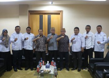 Pimpinan DPRD Provinsi Gorntalo dan Bawaslu Provinsi Gorontalo berpose bersama usai pertemuan koordinasi, Rabu (8/2/2023).(Humas Deprov Gorontalo)