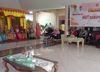 Asisten Administrasi Umum Setda Pohuwato, Rusmiati Pakaya, Saat Memberikan Sambutan Pembeatan Massal, di Rudis Bupati Pohuwato, Kamis 16/02/2023 (Istimewa)
