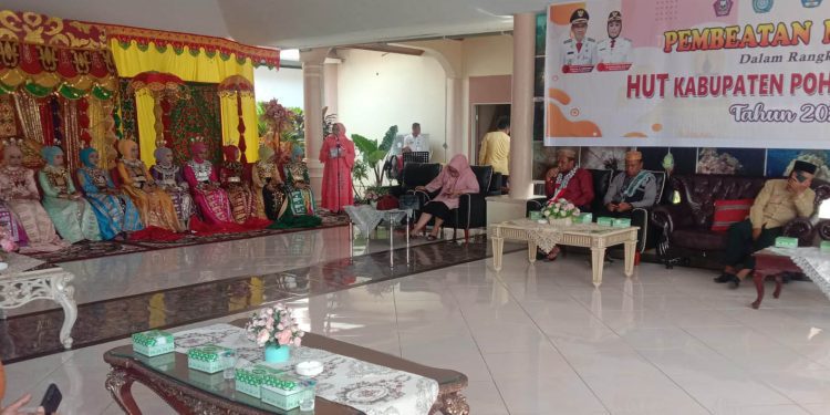 Asisten Administrasi Umum Setda Pohuwato, Rusmiati Pakaya, Saat Memberikan Sambutan Pembeatan Massal, di Rudis Bupati Pohuwato, Kamis 16/02/2023 (Istimewa)