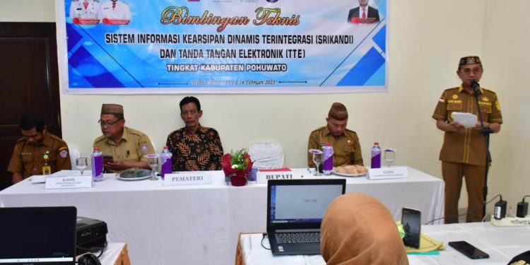 Bupati Pohuwato, Saipul Mbuinga, Memberikan Sambutan Pembukaan Bimbingan Teknis Srikandi, di Hotel Winner, Kecamatan Duhiadaa, Senin 13/02/2023 (Istimewa)