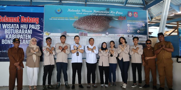 Bupati Hamim Pou didampingi Kepala BPJS Ketenagakerjaan Cabang Gorontalo, Arif Budiman saat foto bersama dengan pengelola Objek Wisata Hiu Paus dan Pemerintah Kecamatan Kabila Bone, Senin (27/2/2023). (Foto Sandi/Diskominfo)