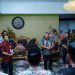 Penyerahan SK Pj Sangadi oleh Bupati Bolmut Depri Pontoh. (Foto: Diskominfo Bolmut)