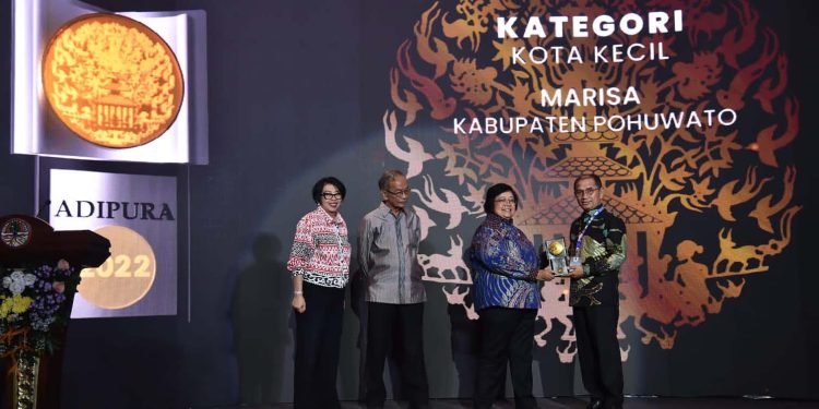 Bupati Pohuwato, Saipul Mbuinga, menerima piala Adipura dari Menteri KLHK, Siti Nurbaya, Selasa (28/2/2023).