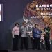 Bupati Pohuwato, Saipul Mbuinga, menerima piala Adipura dari Menteri KLHK, Siti Nurbaya, Selasa (28/2/2023).