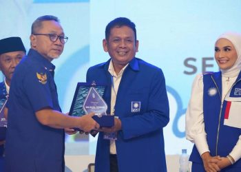 Izhar Rasmin Wakiden saat menerima penghargaan dari DPP PAN melalui BSN yang diserahkan langsung oleh Ketum PAN, Zulkifli Hasan disela sela pelaksanaan Rakornas PAN di Semarang.