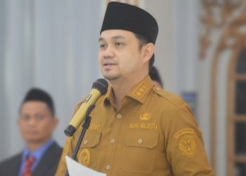 Wakil Wali Kota Gorontalo, Ryan Kono berharap Panitia Pengawas Pemilu (Panwaslu) Kelurahan Se-Kota Gorontalo agar menjunjung tinggi Demokrasi. (Foto: Putra/Gopos)