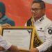 Wali Kota Gorontalo, Marten Taha saat menerima piagam pengukuhan sebagai bapak asuh stunting di Hotel Aston, Kota Gorontalo, Rabu (15/2/2023). (Foto: Putra/Gopos)