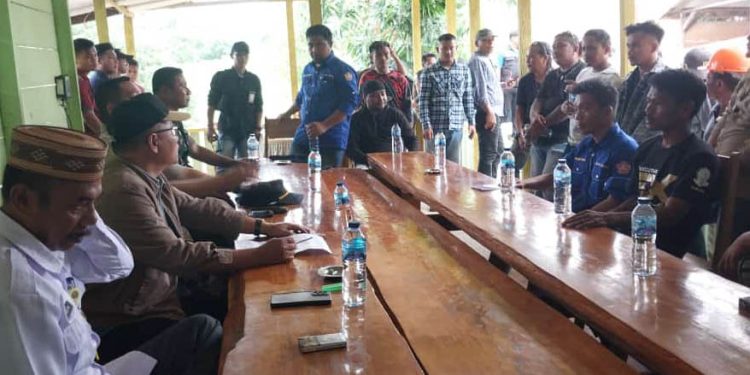 Audiens massa aksi dan PT IGL terkait masalah pemecatan tiga karyawan PT IGL yang mengkonsumsi miras.