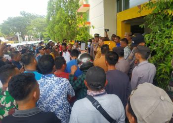 Aksi damai masyarakat mendukung kepengurusan KUD Dharma Tani di bawah kepemimpinan Idris Kadji