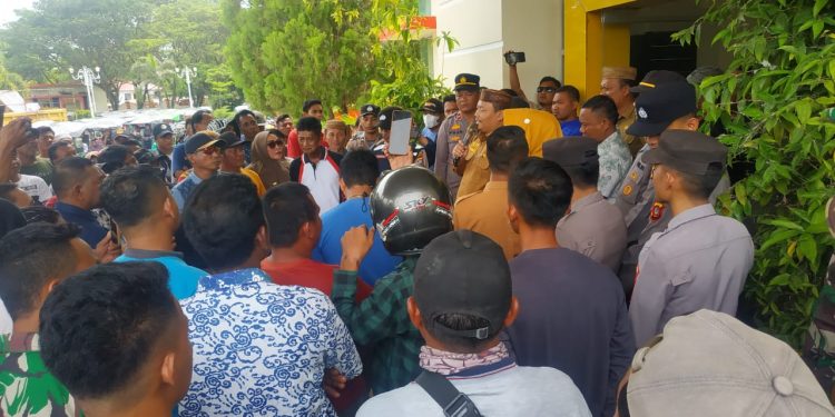 Aksi damai masyarakat mendukung kepengurusan KUD Dharma Tani di bawah kepemimpinan Idris Kadji