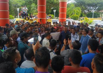 Masyarakat dan penambang melakukan aksi damai mendukung pengurus KUD Dharma Tani Marisa, Selasa 14/02/2023 (Yusuf/Gopos)