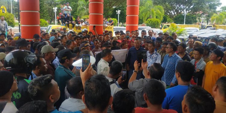 Masyarakat dan penambang melakukan aksi damai mendukung pengurus KUD Dharma Tani Marisa, Selasa 14/02/2023 (Yusuf/Gopos)