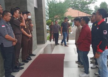 Aliansi Masyarakat Peduli Keadilan (AMPK) Bone Bolango saat menggelar aksi demo di Halaman Kantor Kejaksaan Tinggi Gorontalo, Selasa (14/2/2023). (Foto Istimewa)