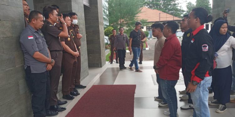 Aliansi Masyarakat Peduli Keadilan (AMPK) Bone Bolango saat menggelar aksi demo di Halaman Kantor Kejaksaan Tinggi Gorontalo, Selasa (14/2/2023). (Foto Istimewa)