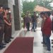 Aliansi Masyarakat Peduli Keadilan (AMPK) Bone Bolango saat menggelar aksi demo di Halaman Kantor Kejaksaan Tinggi Gorontalo, Selasa (14/2/2023). (Foto Istimewa)