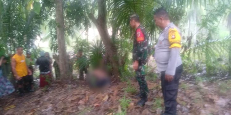 Petugas Kepolisian dan TNI berada di lokasi kejadian untuk melakukan identifikasi dan proses evakuasi.