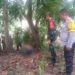 Petugas Kepolisian dan TNI berada di lokasi kejadian untuk melakukan identifikasi dan proses evakuasi.