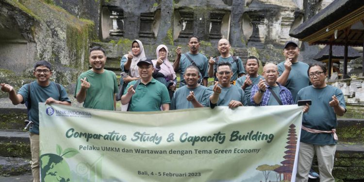 Peserta peningkatan kapasitas UMKM hijau Kantor Perwakilan Bank Indonesia Provinsi Gorontalo berpose bersama di lokasi wisata Pura Gunung Kawi Desatampak Siring, Kabupaten Gianyar, Bali.