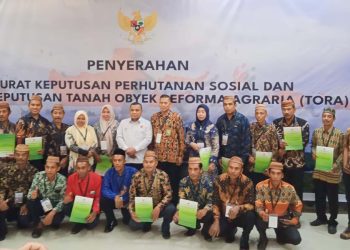 Wakil Bupati Gorontalo, Hendra Hemeto, saat menerima SK Hutan Sosial secara daring oleh Presiden Joko Widodo, Rabu (22/2/2023). (Humas )