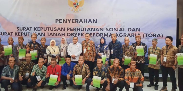 Wakil Bupati Gorontalo, Hendra Hemeto, saat menerima SK Hutan Sosial secara daring oleh Presiden Joko Widodo, Rabu (22/2/2023). (Humas )