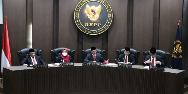 Ilustrasi pelaksanaan sidang pemeriksaan oleh DKPP (Foto: Dok. DKPP)