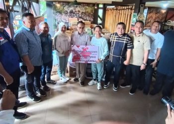 Penyerahan Bantuan Bencana Alam dari Pemkab kepada korban banjir Di manado Minggu (12/02/2023) (Foto: Istimewa)