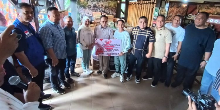 Penyerahan Bantuan Bencana Alam dari Pemkab kepada korban banjir Di manado Minggu (12/02/2023) (Foto: Istimewa)
