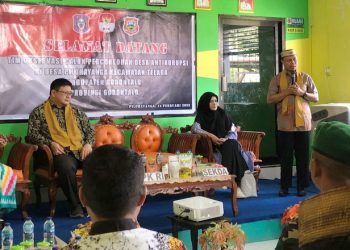Sekretaris Daerah Kabupaten Gorontalo, Roni Sampir saat menghadiri Serta melakukan Pendampingan dengan Tim KPK RI Dalam Rangka Observasi Desa Anti Korupsi Di Desa Pilohayanga Kecamatan Telaga Selasa (14/02/2023) (Foto: Dela/Gopos)