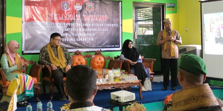Sekretaris Daerah Kabupaten Gorontalo, Roni Sampir saat menghadiri Serta melakukan Pendampingan dengan Tim KPK RI Dalam Rangka Observasi Desa Anti Korupsi Di Desa Pilohayanga Kecamatan Telaga Selasa (14/02/2023) (Foto: Dela/Gopos)