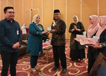 Sekwan Meri S Ngadju menerima ortala Award saat Bimtek penyusunan Dokumen standar kompetensi jabatan. Selasa (14/2/2023). (Foto Humas)