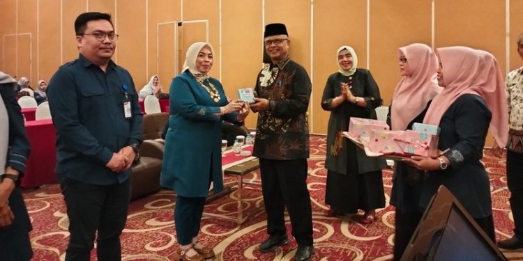 Sekwan Meri S Ngadju menerima ortala Award saat Bimtek penyusunan Dokumen standar kompetensi jabatan. Selasa (14/2/2023). (Foto Humas)