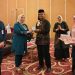 Sekwan Meri S Ngadju menerima ortala Award saat Bimtek penyusunan Dokumen standar kompetensi jabatan. Selasa (14/2/2023). (Foto Humas)