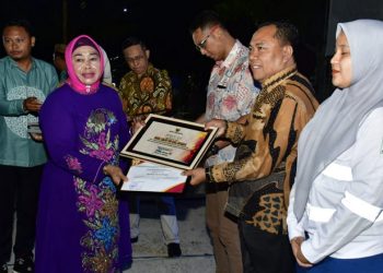 Wakil Bupati Pohuwato, Suharsi Igirisa, Memberikan Piagam Penghargaan Kepada Bank Sulutgo, Pada Puncak Hut Ke 20 Kabupaten Pohuwato, dan Dua Tahun Kepemimpinan SMS, di Wisata Pohon Cinta, Sabtu malam 25/02/2023 (Istimewa)