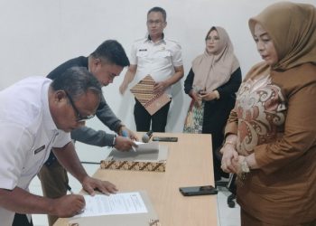 Sekretariat Dewan (Setwan) DPRD Kabupaten Bone Bolango melaksanakan kegiatan Penandatanganan Perjanjian Kerja (PK) Tahun 2023 pejabat struktural, fungsional, tertentu dan fungsional umum di lingkup sekretariat Dewan Perwakilan Rakyat Daerah (DPRD) Kabupaten Bone Bolango, Rabu (1/2/2023). (Foto: Putra/Gopos)