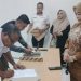 Sekretariat Dewan (Setwan) DPRD Kabupaten Bone Bolango melaksanakan kegiatan Penandatanganan Perjanjian Kerja (PK) Tahun 2023 pejabat struktural, fungsional, tertentu dan fungsional umum di lingkup sekretariat Dewan Perwakilan Rakyat Daerah (DPRD) Kabupaten Bone Bolango, Rabu (1/2/2023). (Foto: Putra/Gopos)